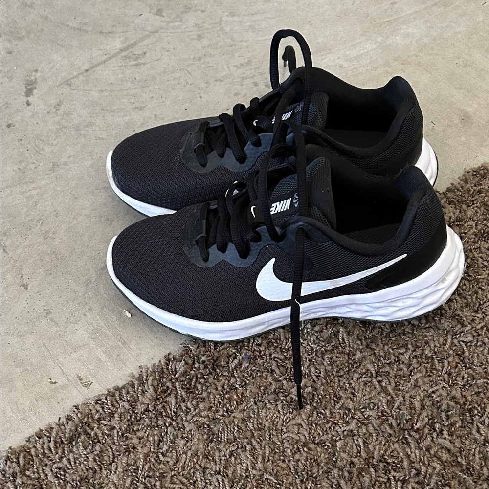 Nike Black and White (Quest 5) Mesh women’s Running Shoes